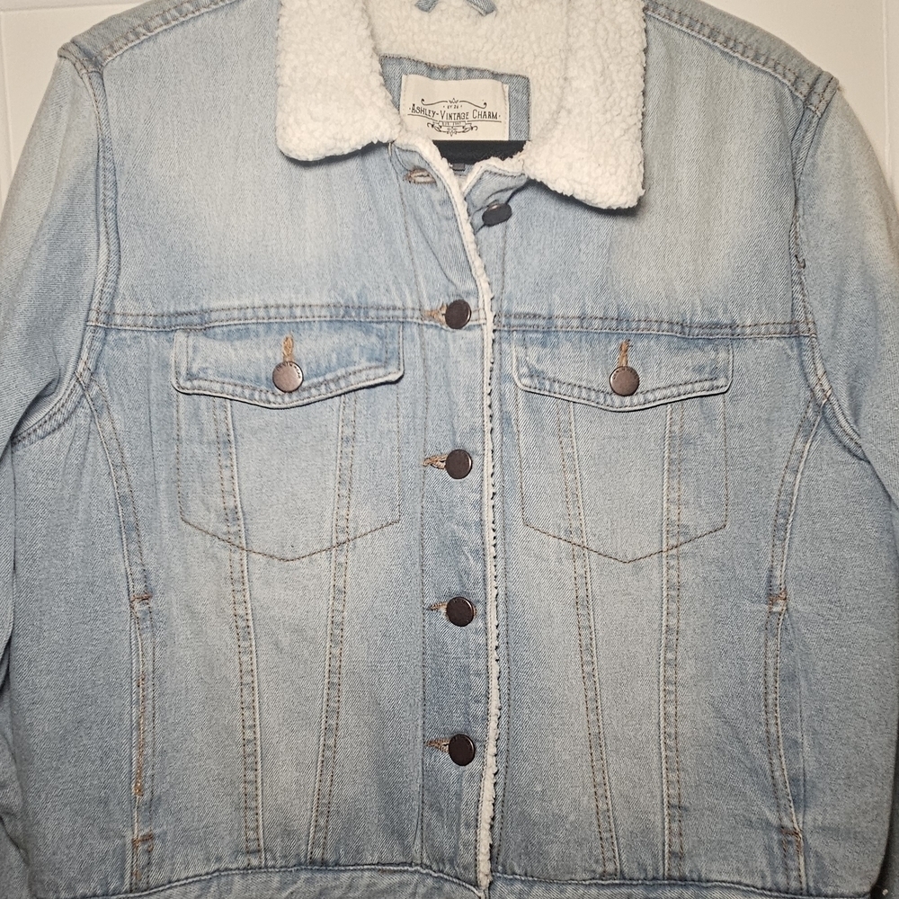 Ashley Vintage Charm Women's Light Blue Denim Jacket Sz Large